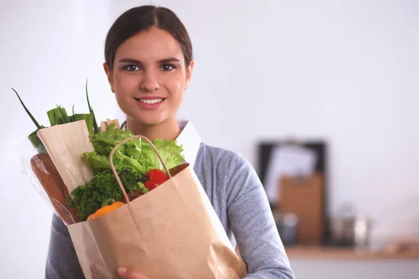 Jonge Vrouw Met Boodschappentas Met Groenten — Stockfoto