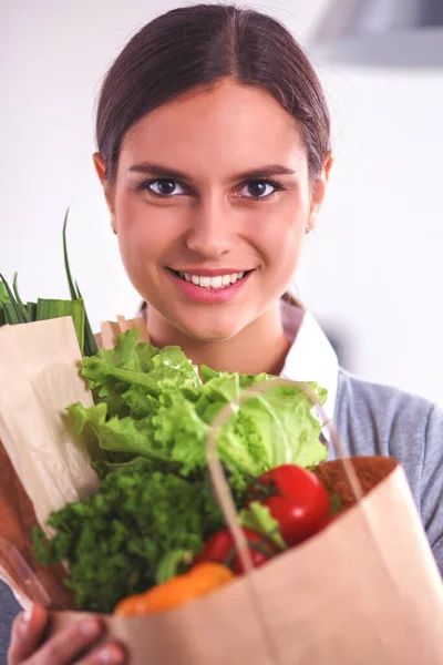 Mujer Joven Sosteniendo Bolsa Compra Comestibles Con Verduras Pie Cocina — Foto de Stock