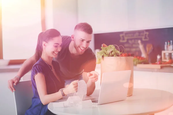 Jongeman Snijden Groenten Vrouw Staan Met Laptop Keuken — Stockfoto