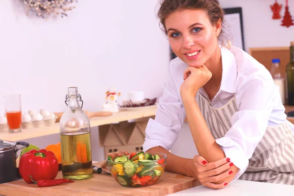 Genç Kadın Modern Mutfakta Taze Salata Yiyor — Stok fotoğraf