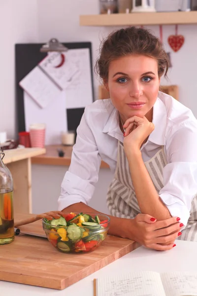 Giovane Donna Mangiare Insalata Fresca Cucina Moderna Isolato — Foto Stock