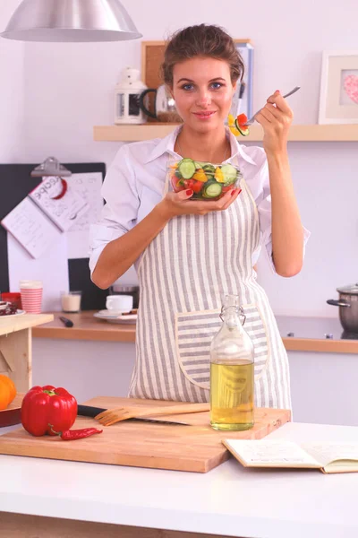 Ung Kvinna Äter Färsk Sallad Modernt Kök — Stockfoto
