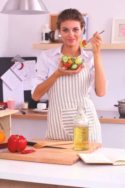 Jeune Femme Manger Salade Fraîche Dans Cuisine Moderne — Photo