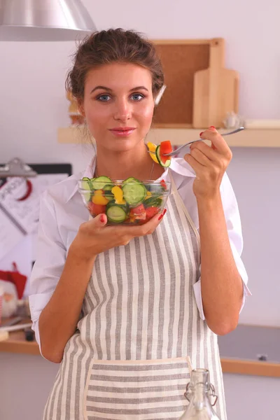 Jeune Femme Manger Salade Fraîche Dans Cuisine Moderne — Photo