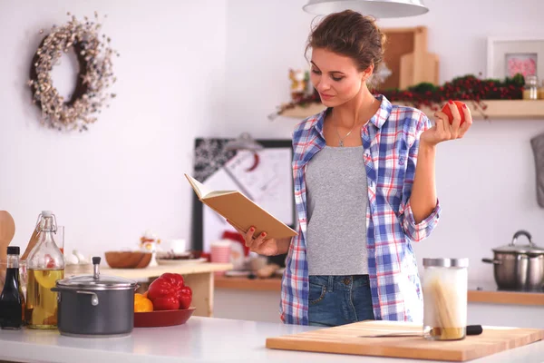 Mulher Jovem Lendo Livro Receitas Cozinha Procura Receita Isolado — Fotografia de Stock