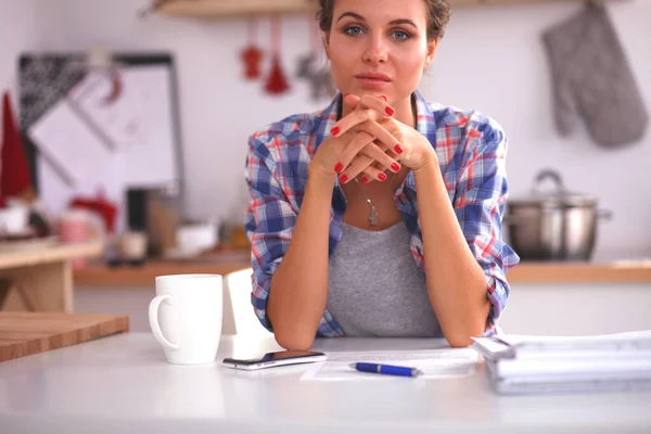 Mujer Sonriente Con Taza Café Periódico Cocina Aislada —  Fotos de Stock