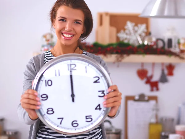 Junge Frau Zeigt Uhr Weihnachtlich Dekorierter Küche — Stockfoto