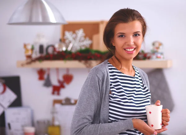 Mulher Sorridente Cozinha Isolada Fundo Natal — Fotografia de Stock