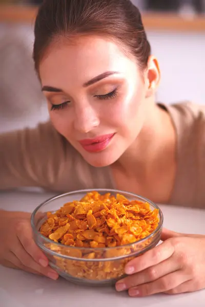 Mujer Sonriendo Desayunando Interior Cocina — Foto de Stock