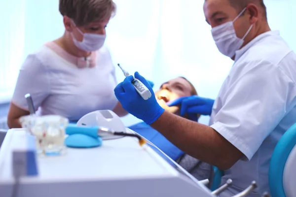 Detalhe Mão Segurando Ferramentas Dentárias Clínica Odontológica Conceito Dentista — Fotografia de Stock