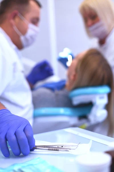 Détail Des Outils Dentaires Main Dans Clinique Dentaire Concept Dentiste — Photo