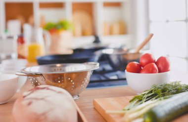 Adam ev mutfağında lezzetli ve sağlıklı yemekler hazırlıyor..