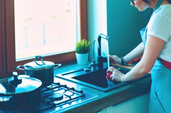 Frau Wäscht Gemüse Schöne Junge Frau Wäscht Gemüse Für Salat — Stockfoto