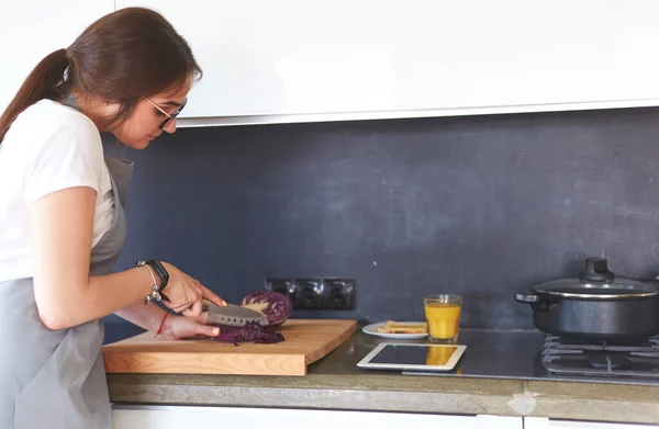 Νεαρή Γυναίκα Που Χρησιμοποιεί Υπολογιστή Tablet Για Μαγειρέψει Στην Κουζίνα — Φωτογραφία Αρχείου