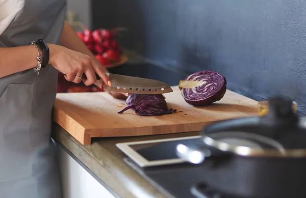 Mujer Cocinando Cocina Nueva Haciendo Comida Saludable Con Verduras —  Fotos de Stock