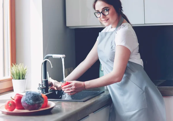 Kadının Mutfağı Sebze Yıkama Elinde — Stok fotoğraf