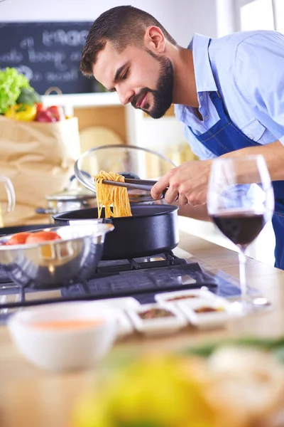 Uomo Che Prepara Cibo Delizioso Sano Nella Cucina Casa — Foto Stock