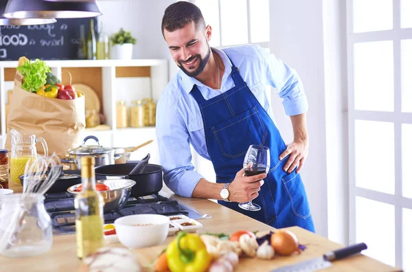 Άνθρωπος Προετοιμασία Νόστιμα Και Υγιεινά Τρόφιμα Στην Κουζίνα Του Σπιτιού — Φωτογραφία Αρχείου