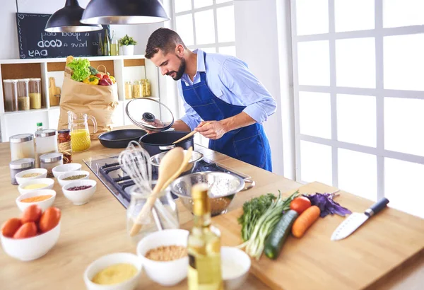 Mann Bereitet Leckeres Und Gesundes Essen Der Heimischen Küche — Stockfoto