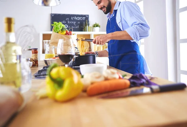 Uomo Che Prepara Cibo Delizioso Sano Nella Cucina Casa — Foto Stock