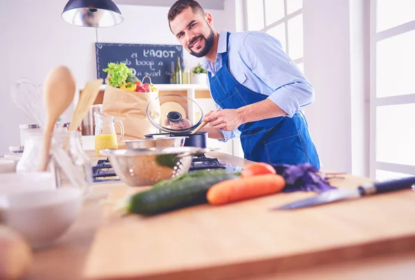 Uomo Che Prepara Cibo Delizioso Sano Nella Cucina Casa — Foto Stock