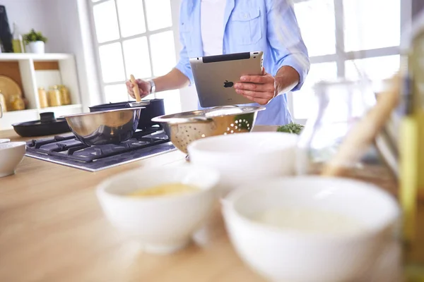 Hombre Siguiendo Receta Tableta Digital Cocinar Comida Sabrosa Saludable Cocina — Foto de Stock