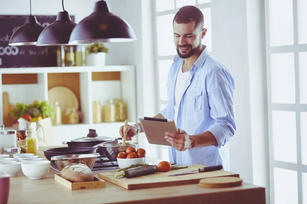 Dijital Tablet Yemek Pişirme Tarifine Uyan Bir Adam Evdeki Mutfakta — Stok fotoğraf
