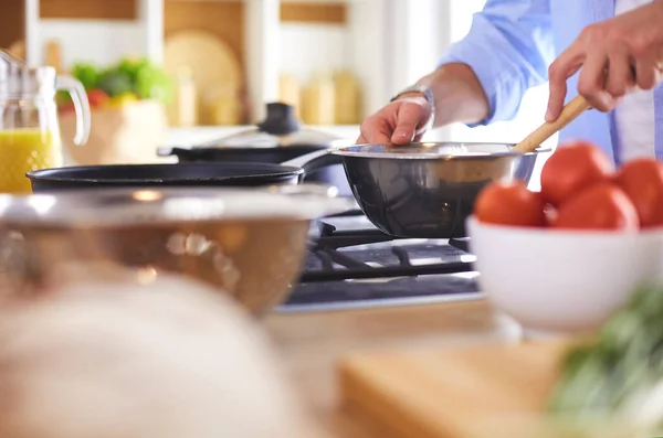 Άνθρωπος Προετοιμασία Νόστιμα Και Υγιεινά Τρόφιμα Στην Κουζίνα Του Σπιτιού — Φωτογραφία Αρχείου