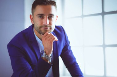 Bir fincan kahve ya da çay içen genç iş adamı..