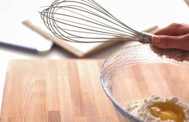 Kadın mutfakta Noel kurabiyesi yapıyor..