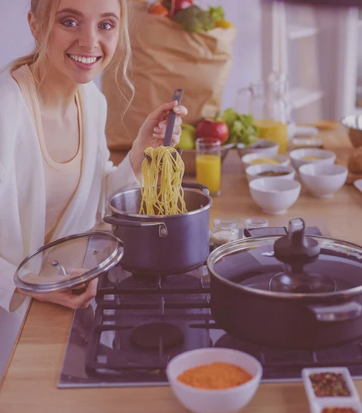 Mooie Jonge Vrouw Koken Keuken Thuis — Stockfoto