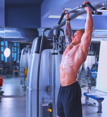 Spor salonunda egzersiz eğitim genç adam .