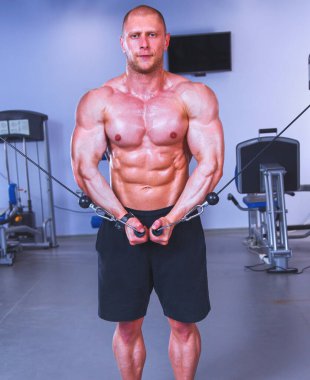 Spor salonunda egzersiz eğitim genç adam .