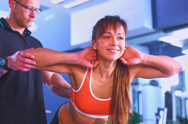 Schöne Frau Fitnessstudio Beim Training Mit Ihrem Trainer — Stockfoto