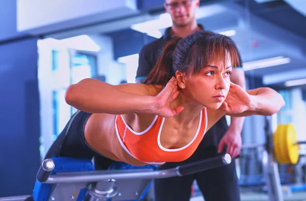 Güzel Bir Kadın Onu Antrenörü Ile Egzersiz Jimnastik Salonu — Stok fotoğraf