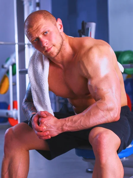 Junger Schöner Mann Sitzt Nach Dem Training Fitnessstudio — Stockfoto