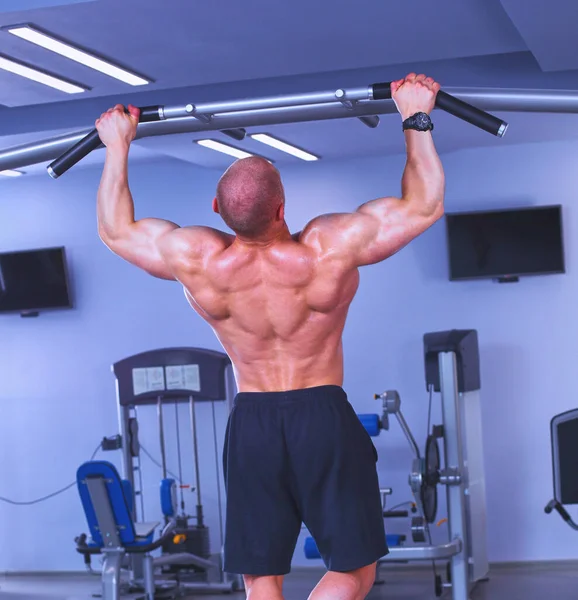 Junger Mann Trainiert Fitnessstudio Mit Übungen — Stockfoto