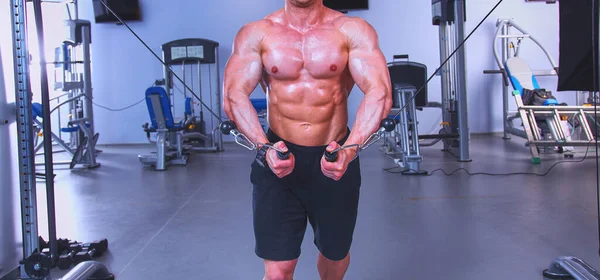 Hombre Joven Entrenando Gimnasio Con Ejercicios —  Fotos de Stock