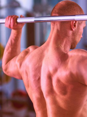 Halter salonunda ile ayakta vücut geliştirmeci .