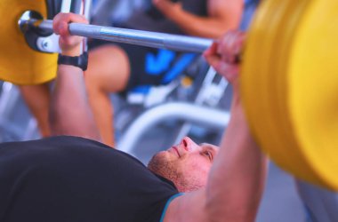 genç adam jimnastik hocası ile Halter kaldırma .