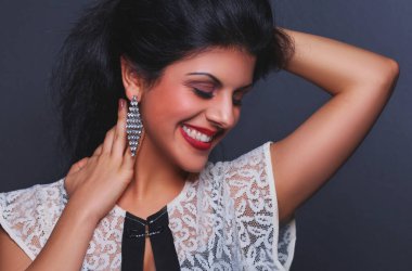 gri arka plan üzerinde duran güzel kadın .