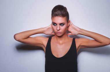 gri arka plan üzerinde duran güzel kadın .