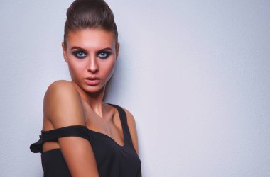 gri arka plan üzerinde duran güzel kadın .