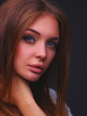 siyah arka plan üzerine izole güzel bir kadın portresi.