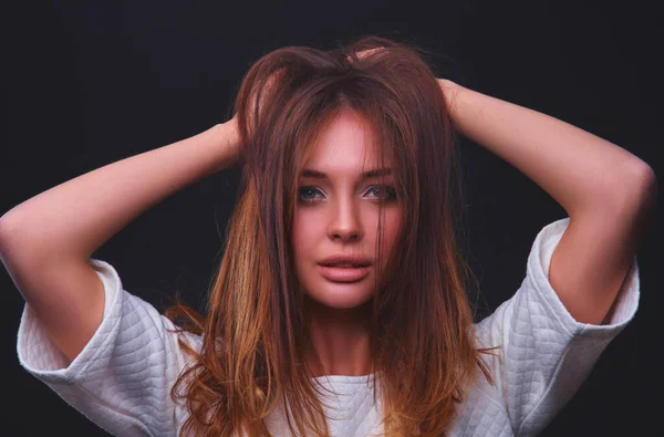 Retrato Uma Mulher Bonita Isolada Sobre Fundo Preto — Fotografia de Stock