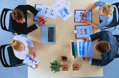 İş adamları iş toplantısında oturup tartışıyor.