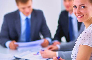 İş adamları iş toplantısında oturup tartışıyor.