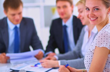 İş adamları iş toplantısında oturup tartışıyor.