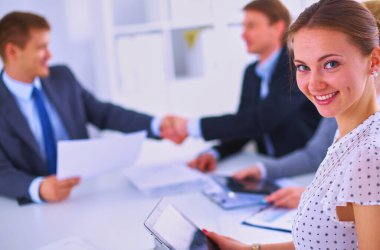 İş tokalaşması. İş adamları el sıkışıyor, toplantıyı bitiriyor.