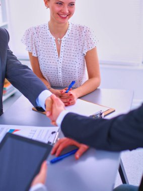 İş tokalaşması. İş adamları el sıkışıyor, toplantıyı bitiriyor.